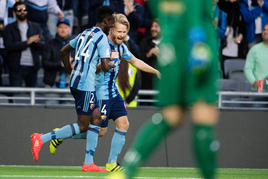 Djurgårdens Jacob Une Larsson (th) gör 1-0 och jublar med