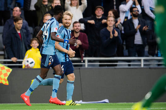 Djurgårdens Jacob Une Larsson (th) gör 1-0 och jublar med