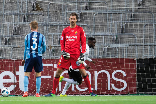 Djurgårdens målvakt Andreas Isaksson deppar
