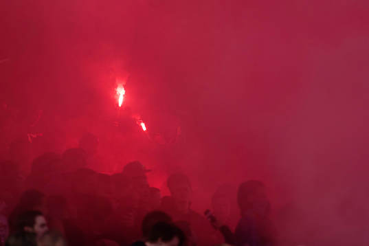 Djurgårdens supportrar tänder bengaler