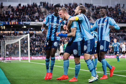 Djurgårdens Alexander Faltsetas (m) gör 2-0 och jublar
