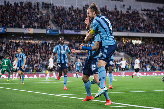 Djurgårdens Alexander Faltsetas (tv) gör 2-0 och jublar