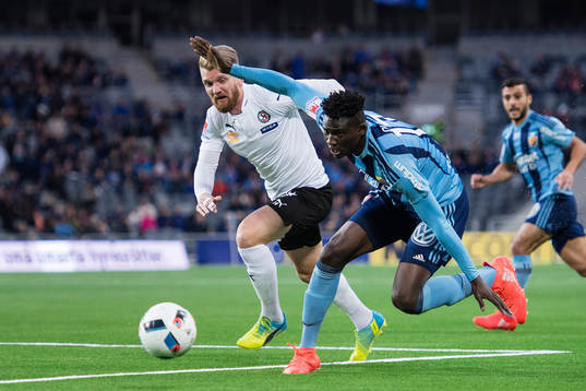 Örebros Michael Almebäck och Djurgårdens Michael Olunga