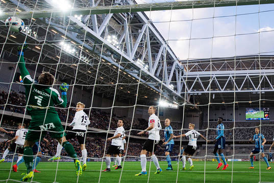 Örebros målvakt Oscar Jansson släpper in 1-0