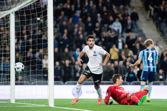 Örebros Ferhad Ayaz  gör 3-2 bakom Djurgårdens målvakt