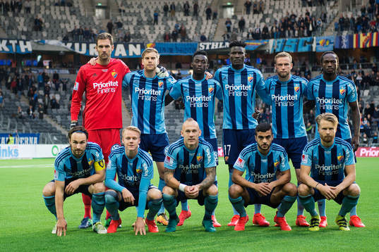 Djurgårdens spelare ställer upp för en lagbild