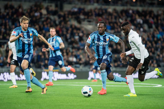 Djurgårdens Niklas Gunnarsson och Kebba Ceesay mot