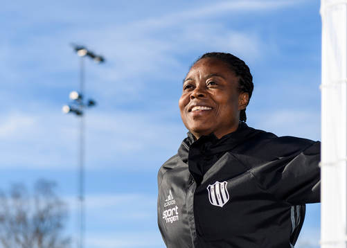 Piteås Faith Ikidi värmer upp innan fotbollsmatchen i