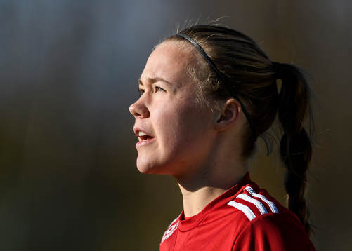 Piteås Frida Abrahamsson värmer upp innan fotbollsmatchen