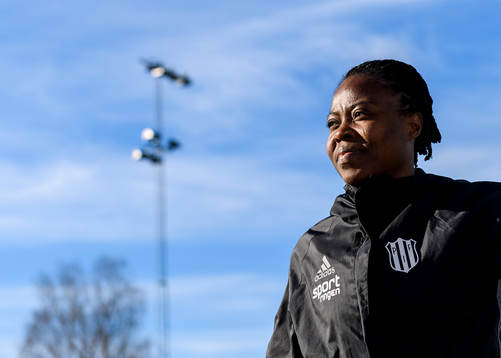 Piteås Frida Abrahamsson värmer upp innan fotbollsmatchen