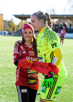 Maja Marklund fick en signerad tröja av målvakt Hilda