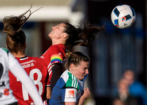 Piteås Josefin Johansson bockar bollen
