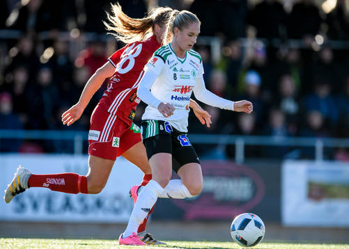 Mallbackens Emelie Andersson jagas av Piteås Nina Jakobsson