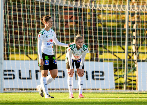 Mallbackens Zoe Ness (v) och Sarah Bergman (h) deppar