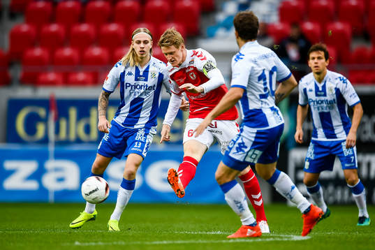 Kalmars Rasmus Elm och IFK Göteborgs Tobias Hysén  före