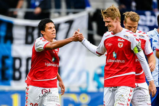 Kalmars Romário Pereira Sipião jublar med Rasmus Elm