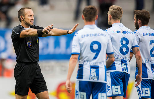 Domaren Kaspar Sjöberg med Göteborgsspelarna Jakob