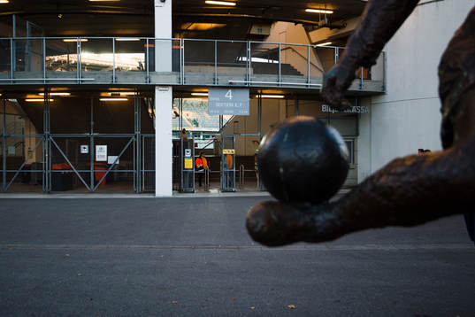 Publikentré på Gamla Ullevi innan fotbollsmatchen i