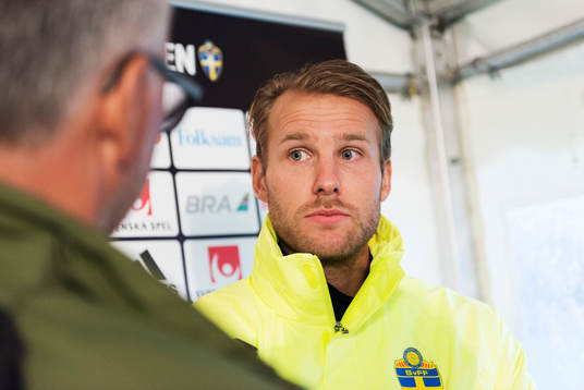 Ola Toivonen pratar med media i mixed zone