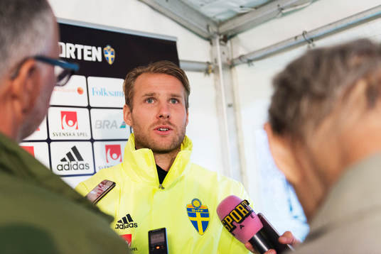 Ola Toivonen pratar med media i mixed zone