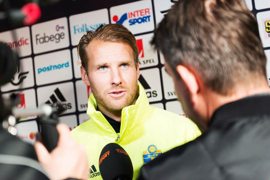 Ola Toivonen pratar med media i mixed zone