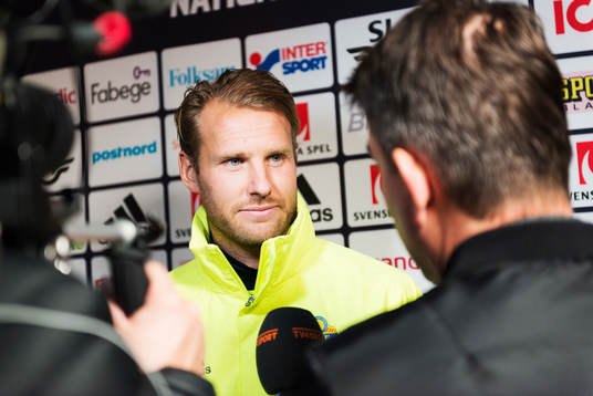 Ola Toivonen pratar med media i mixed zone