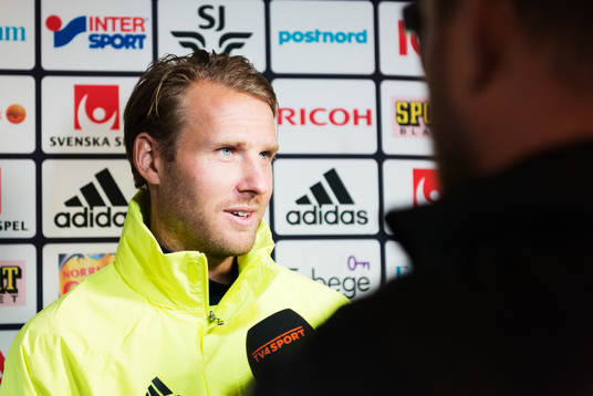 Ola Toivonen pratar med media i mixed zone