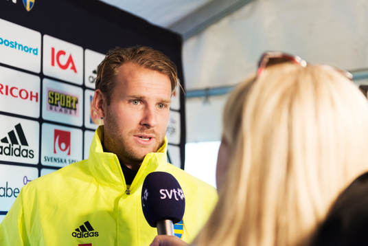 Ola Toivonen pratar med media i mixed zone