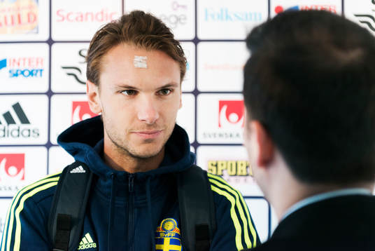 Albin Ekdal pratar med media i mixed zone