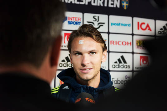Albin Ekdal pratar med media i mixed zone