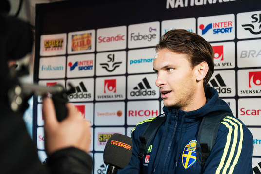 Albin Ekdal pratar med media i mixed zone