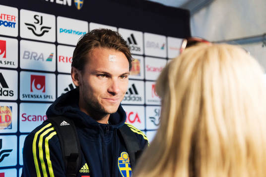 Albin Ekdal pratar med media i mixed zone