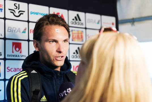Albin Ekdal pratar med media i mixed zone