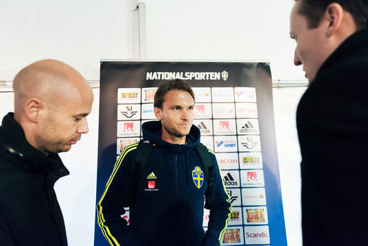 Albin Ekdal pratar med media i mixed zone