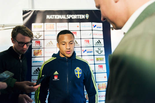 Martin Olsson pratar med media i mixed zone