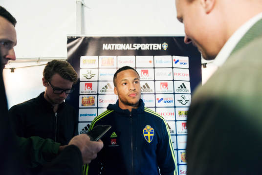Martin Olsson pratar med media i mixed zone
