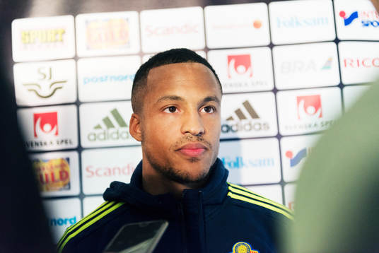 Martin Olsson pratar med media i mixed zone