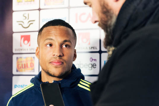Martin Olsson pratar med media i mixed zone