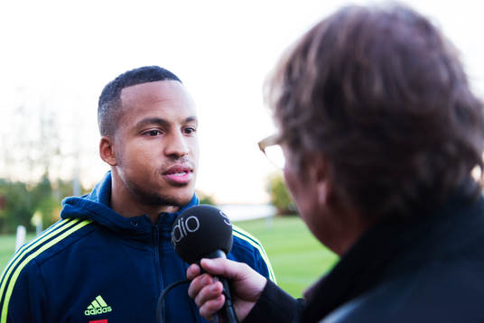 Martin Olsson pratar med media i mixed zone