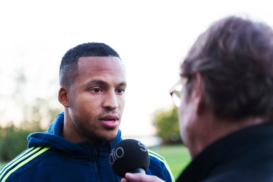 Martin Olsson pratar med media i mixed zone