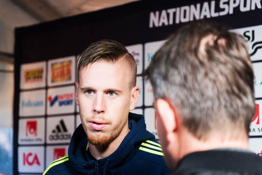 Pontus Jansson pratar med media i mixed zone