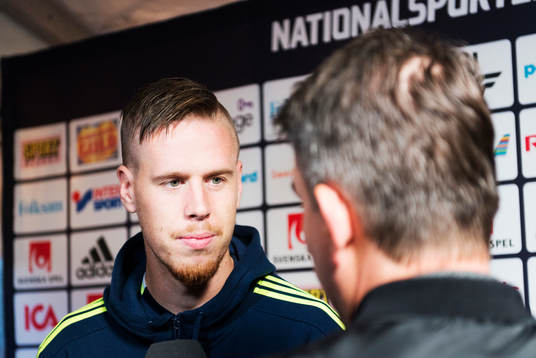 Pontus Jansson pratar med media i mixed zone