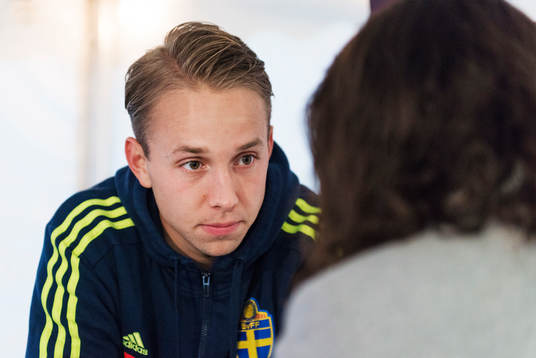 Patrik Carlgren pratar med media i mixed zone