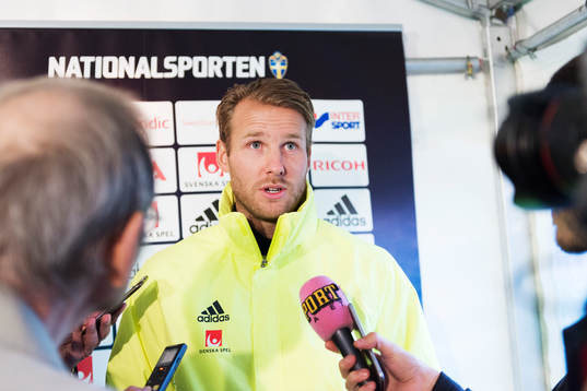 Ola Toivonen pratar med media i mixed zone