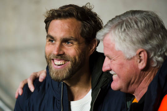 Örgrytes Johan Elmander pratar med en planskötare