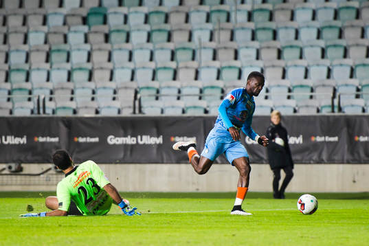 Athletics Mohamed Buya Turay driver förbi Örgrytes