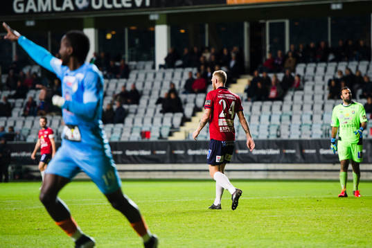 Örgrytes Fredrik Björck och målvakt Abbas Hassan deppar
