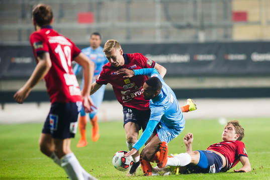 Örgrytes Sebastian Ohlsson och Jakob Lindström tacklar