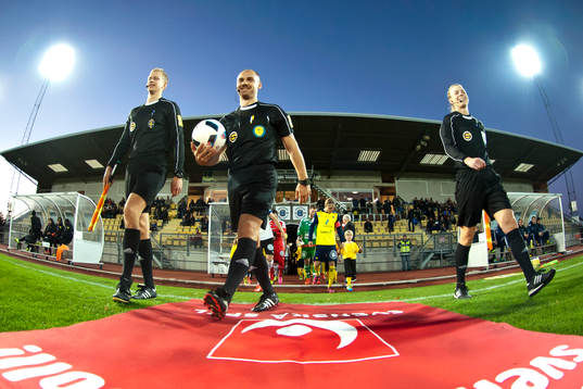 Domare Niklas Nyberg, Adnan Dukic och Julia Magnusson gör