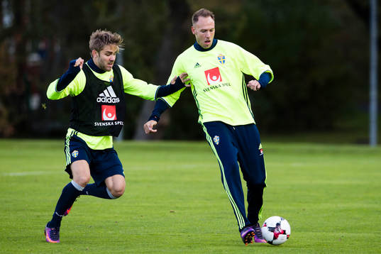 Christoffer Nyman i kamp om bollen med Andreas Granqvist